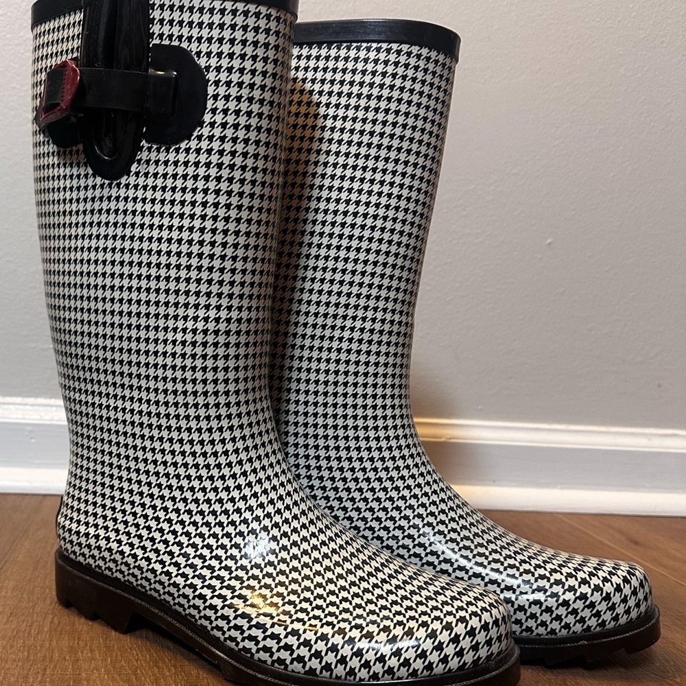 Austin Clothing Co. black and white Houndstooth pattern rain Boots